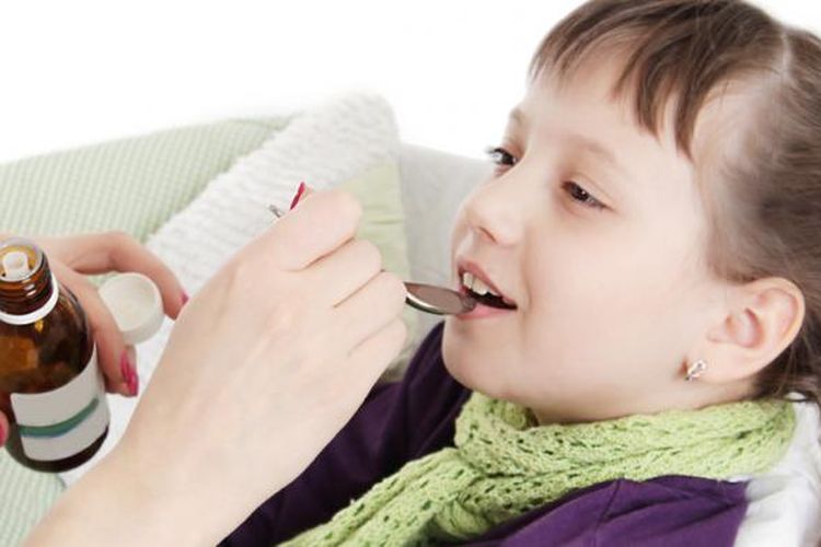 Ilustrasi anak minum obat.