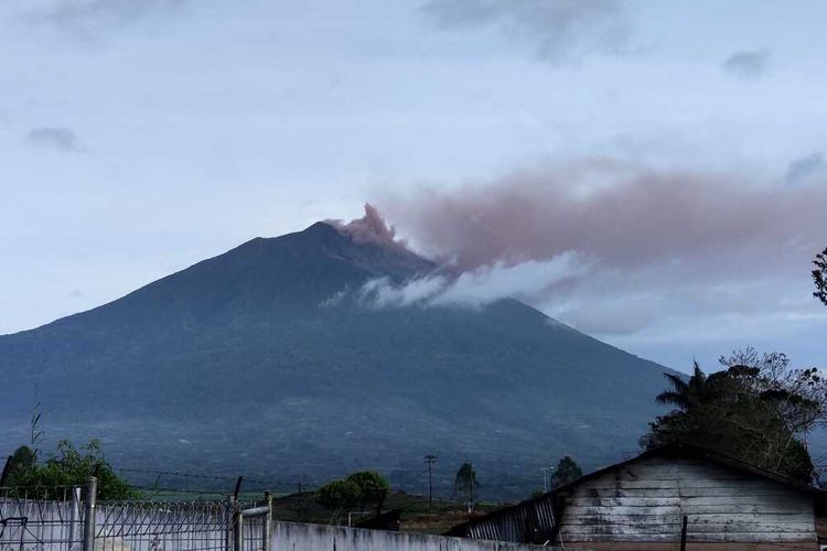 Gunung Kerinci kembali erupsi, Sabtu (4/2/2023) dengan melontarkan abu setinggi 200 meter dari puncak.