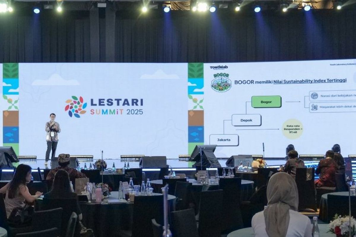 Panggung utama Lestari Summit 2025 di Jakarta, forum tahunan yang mengangkat kolaborasi lintas sektor menuju pembangunan berkelanjutan. 