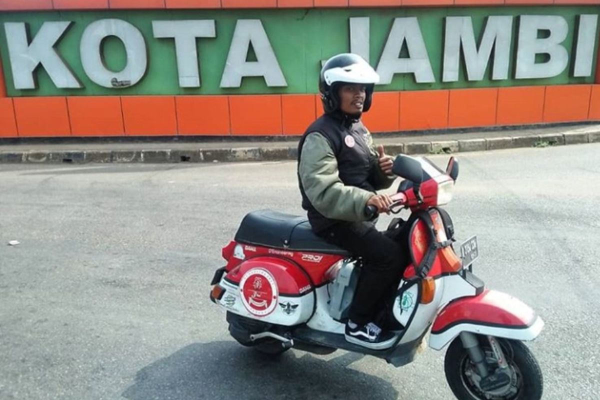 Iqbal Nugraha, seorang anggota komunitas vespa Kutu Community yang mengendarai vespa dari Padang ke Bali.