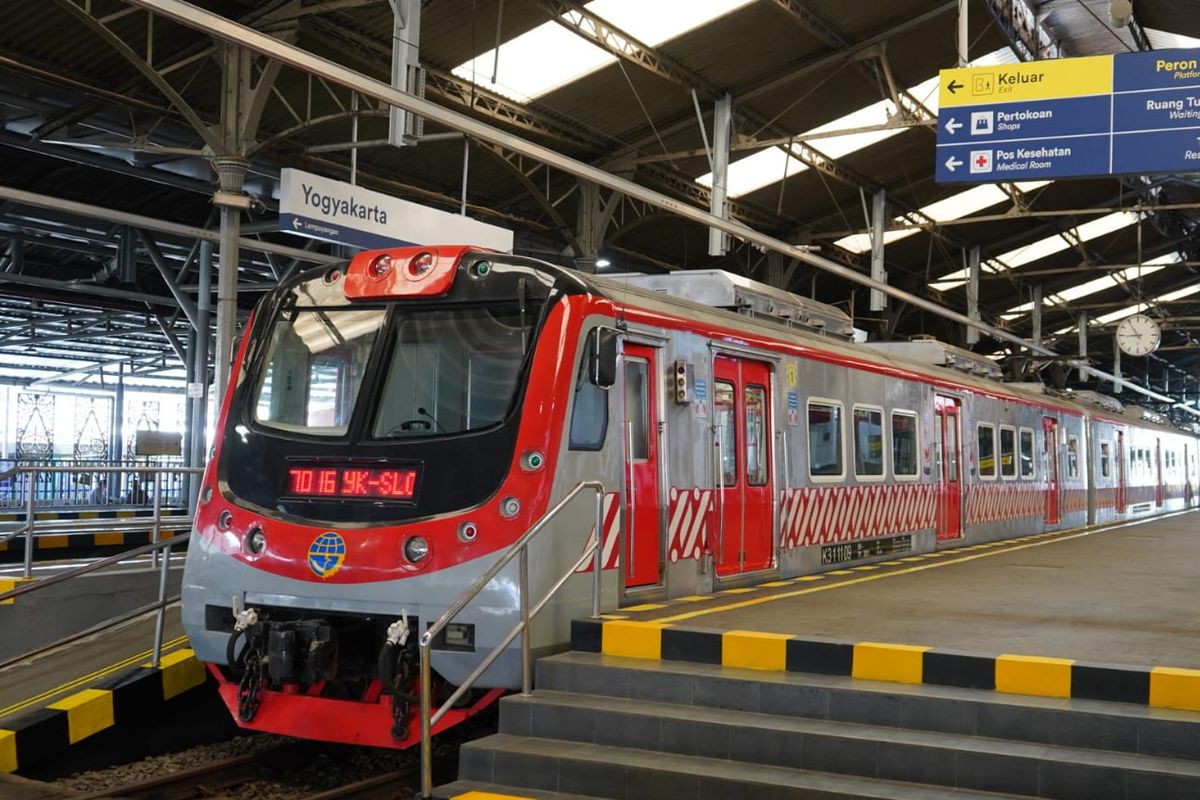 KRL Jogja-Solo di stasiun Tugu Yogyakarta. Cek jadwal KRL Jogja-Solo pada 10-13 Mei 2025 ke arah Solo.Cek jam keberangkatan kereta di momen long weekend libur Waisak.