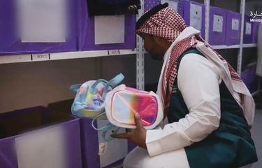 Pemerintah Arab Saudi sita mainan warna pelangi karena dianggap promosikan LGBT. Barang-barang yang ditargetkan dalam penggerebekan baru-baru ini termasuk busur berwarna pelangi, rok, topi, kotak pensil, dan tas.