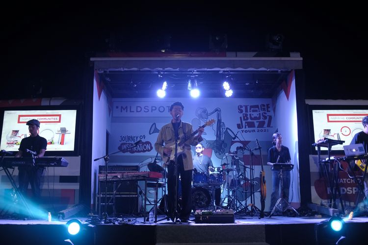 Performa musisi pada MLDSPOT Stage Bus Jazz Tour 2021.