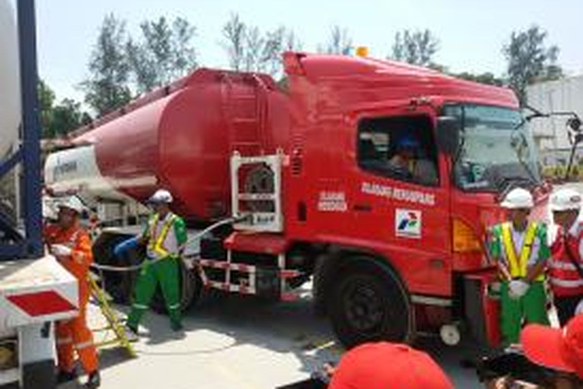 Truk pengangkut premium seberat 8.000 liter tengah mengisi LNG di terminal BBM di Kilang Pertamina Balikpapan.