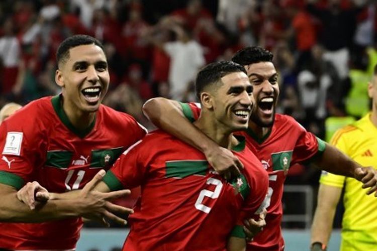 Bek Maroko Achraf Hakimi berselebrasi usai menentukan kemenangan timnya atas Spanyol via adu penalti pada laga babak 16 besar di Stadion Education City, Al Rayyan, Qatar, Selasa (6/12/2022) malam WIB. Terdekat, timnas Maroko akan menghadapi Perancis pada semifinal Piala Dunia 2022. Laga Perancis vs Maroko akan dihelat di Al Bayt Stadium pada Kamis (15/12/2022) dini hari WIB.