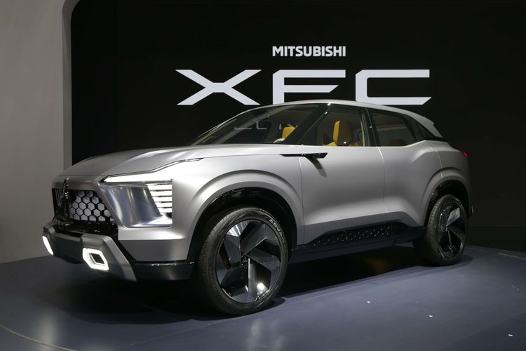 Mobil konsep Mitsubishi XFC Concept dipamerkan di ajang Indonesia International Motor Show (IIMS) 2023 di JIExpo, Kemayoran, Jakarta Pusat, Kamis (16/2/2023). Mobil konsep ini siap menyapa para pengunjung pameran otomotif tersebut.