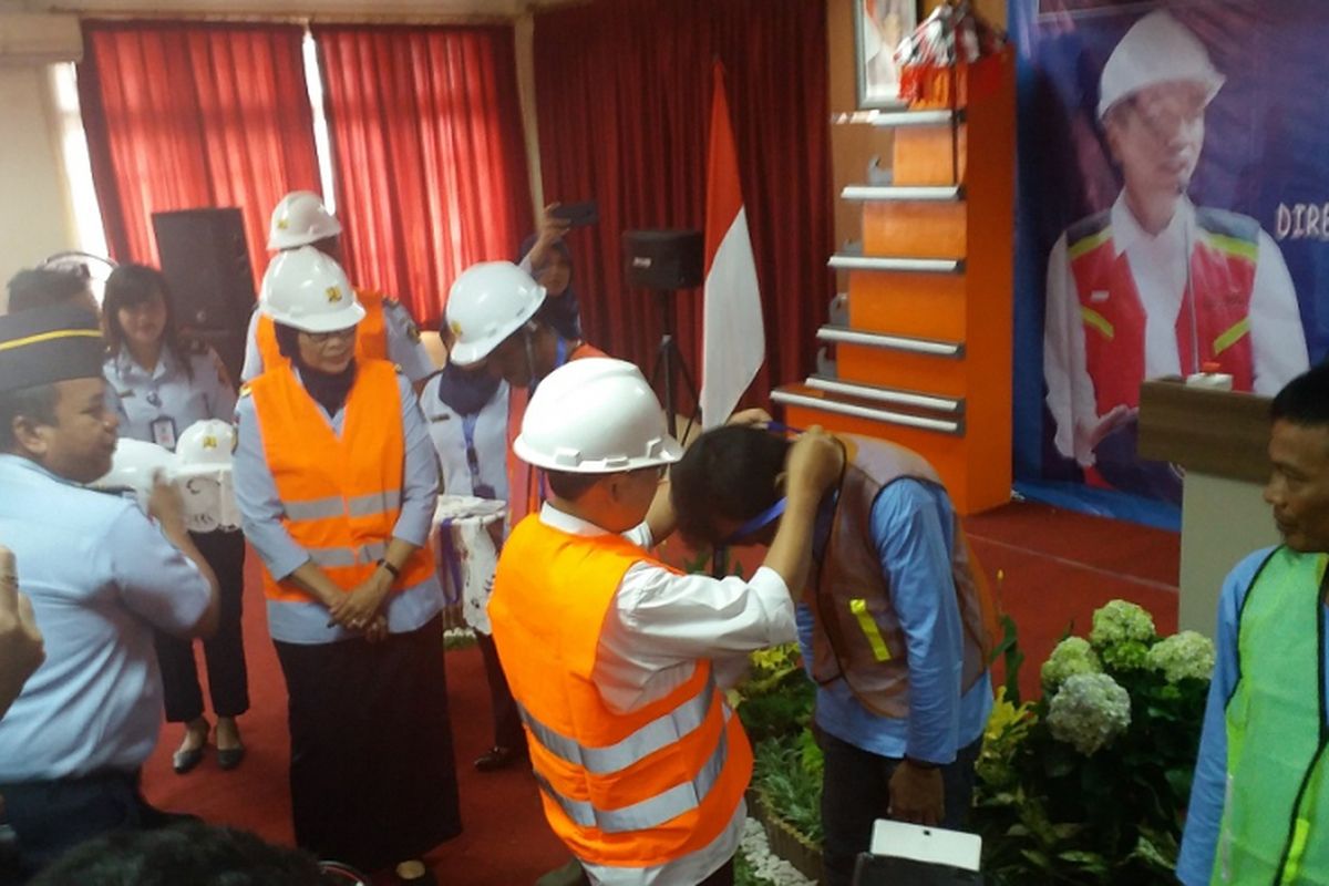 Direktur Jenderal Bina Konstruksi Kementerian PUPR Syarif Burhanuddin mengalungkan tanda kepada narapidana peserta pelatihan konstruksi dan sertifikasi, Senin (30/7/2018) di Lapas Cipinang, Jakarta.