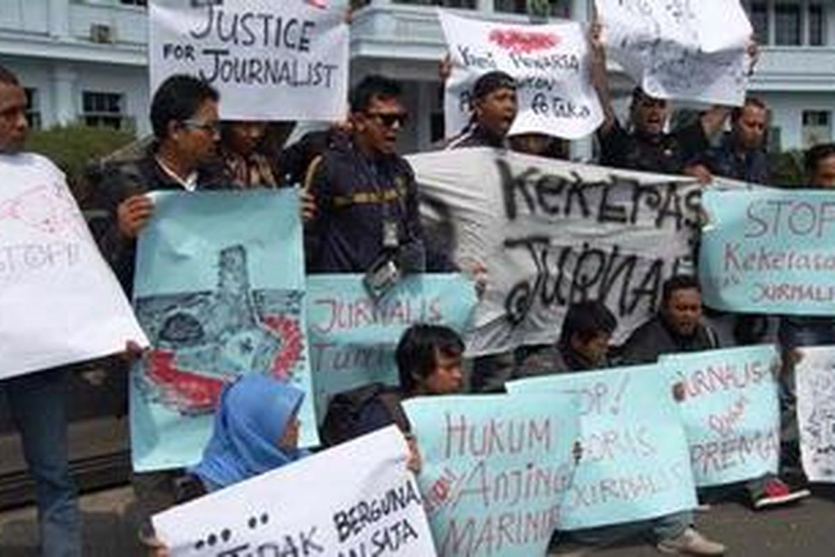 Puluhan jurnalis di Malang, Jawa Timur, berunjuk rasa mengecam kekerasan terhadap jurnalis yang sering terjadi di beberapa daerah di Indoensia.