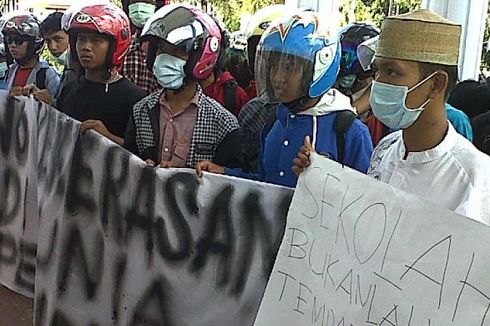 Siswi SMP Korban Pemukulan Dikeluarkan, HMI Bone Demo