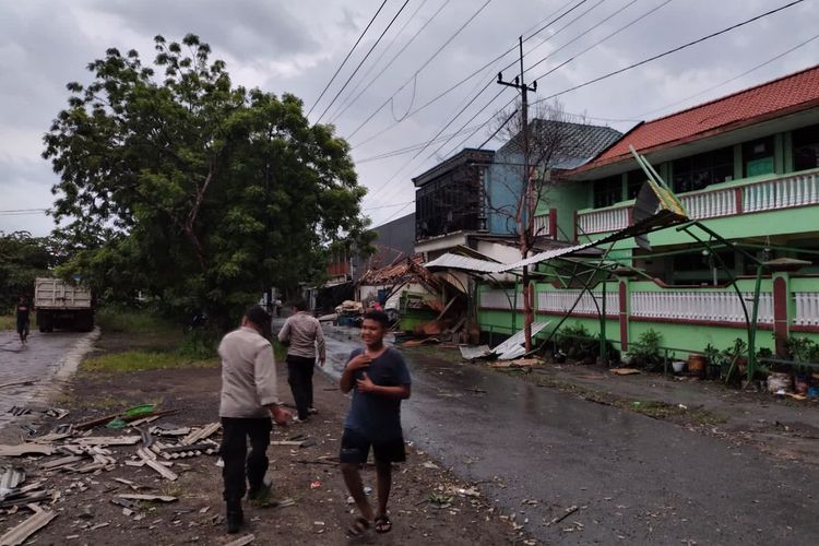 Rumah warga, sekolah, pertokoan UMKM hingga Balai Desa Wedani di Kecamatan Cerme, Gresik, Jawa Timur, dilaporkan rusak usai bencana angin puting beliung melanda, Sabtu (7/1/2023).