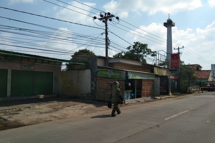 Tim Gegana tengah bersiap menyelidiki benda diduga bom di sebuah warung ayam bakar di Jalan Ahmad Yani Cikampek, Desa Cikampek Selatan, Karawang, Selasa (2/6/2020).