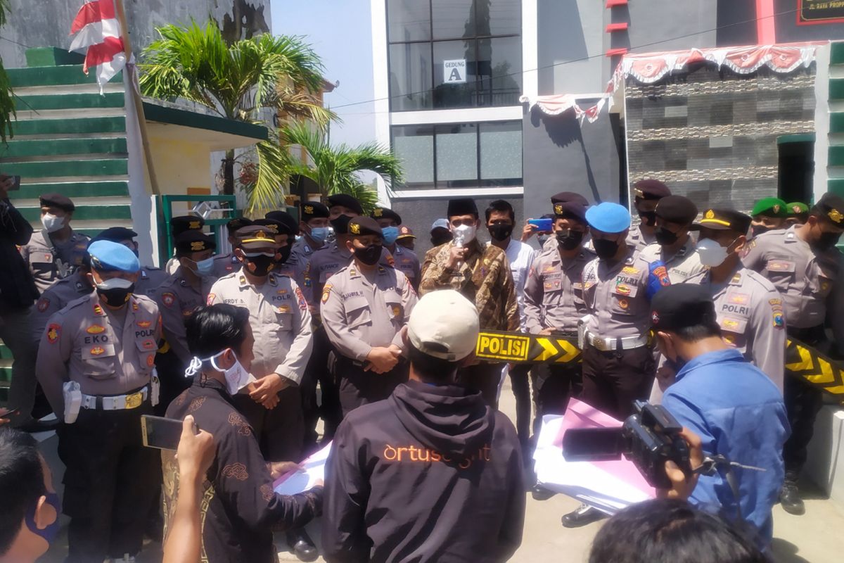 Aktivis anti korupsi Kabupaten Pamekasan Dewan Energi Aspirasi Rakyat (Dear) ngeluruk kantor Disdik Pamekasan, Kamis (16/9/2021) terkaiat dugaan pemotongan dana BOS dan BOP di sejumlah lembaga pendidikan SD dan PAUD di Pamekasan.