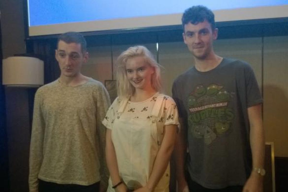 Tiga personel band Clean Bandit, (kiri-kanan) Luke Petterson, Grace Chatto, dan Jack Petterson diabadikan usai jumpa pers konser Clean Bandit Live In Jakarta di Sheraton Hotel, Gandaria City, Jakarta Selatan, Senin (7/12/2015) malam. Mereka menggelar konser di Skeeno Hall, Gandaria City, Jakarta Selatan, Selasa (8/12/2015).