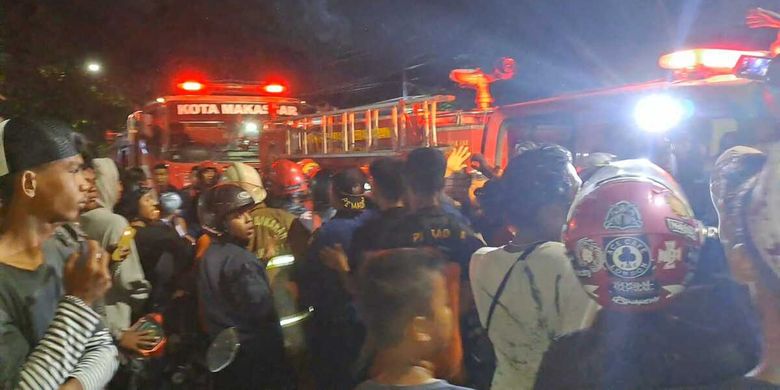 Warga yang memadati lokasi kebakaran hingga nyaris terlibat adu jotos dengan petugas Damkar Makassar di wilayah Kampung Lepping, Jalan Muh Tahir, Kecamatan Tamalate, Kota Makassar, Sulawesi Selatan (Sulsel), Senin (31/10/2023) malam.