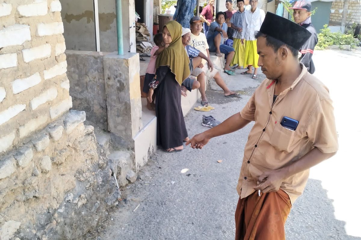 Warga saat menunjukkan salah satu sisi sumber suara dentuman misterius di Dusun Tengah, Desa Moncek Tengah, Kecamatan Lenteng, Kabupaten Sumenep, Jawa Timur, Sabtu (12/8/2023).