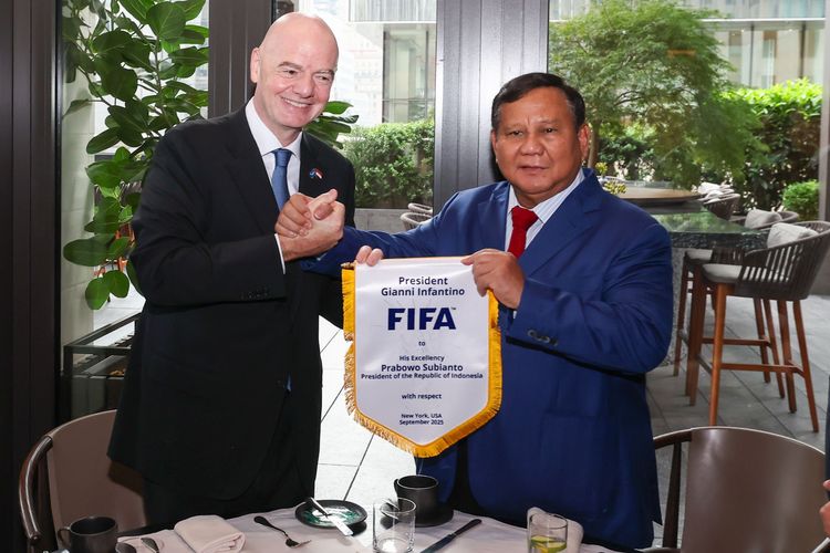 Presiden Republik Indonesia, Prabowo Subianto, bertemu dengan Presiden FIFA, Gianni Infantino, di sela-sela rangkaian Sidang Umum Perserikatan Bangsa-Bangsa (PBB) di New York, Amerika Serikat, Rabu (24/9/2025) waktu setempat.