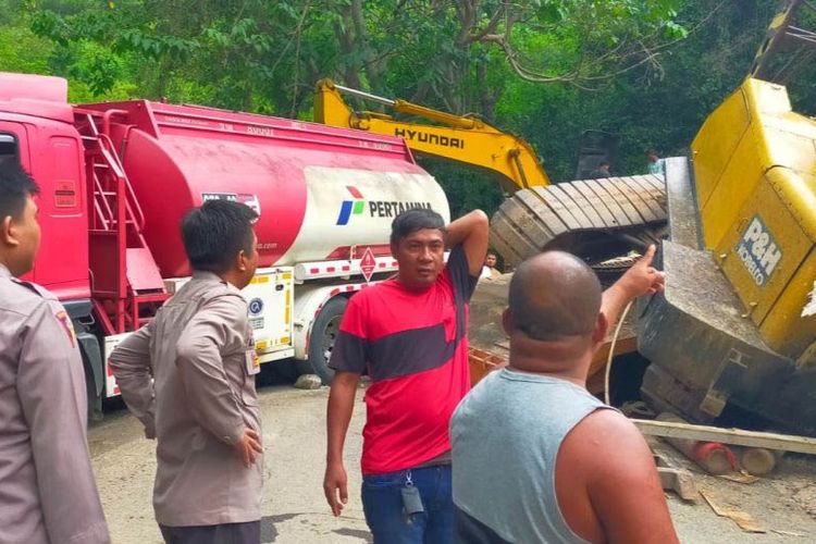 Kecelakaan yang menimpa mobil tronton yang membawa alat berat terjadi di Desa Tolotio Kecamatan Bone Pantai Bone Bolango. Akibat peristiwa ini jalur selatan Trans Sulawesi Tertutup untuk kendaraan roda 4 ke atas.