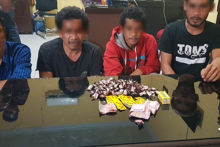 Polisi amankan 4 orang pelaku judi beserta sejumlah barang bukti yang menggunakan permen sebagai media judi, Rabu (20/11/2019)