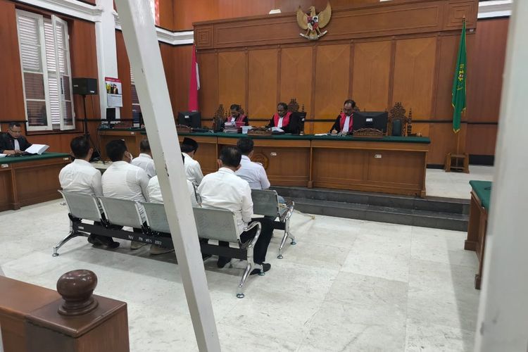 Para terdakwa kasus dugaan Mark Up dana bantuan sosial (Bansos) untuk masyarakat terdampak Covid-19 yang hadir dalam agenda pembacaan tuntutan di PN Makassar, Kota Makassar, Sulsel, Kamis (11/9/2025).