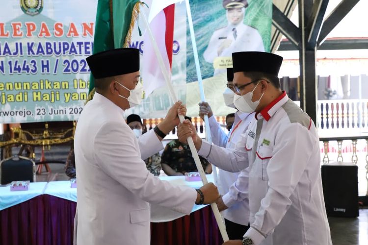 Secara simbolis bupati melepas secara resmi Jamaah Calon Haji Kabupaten Purworejo Tahun 2022, di Pendopo Bupati Purworejo pada Kamis (23/06/2022). 