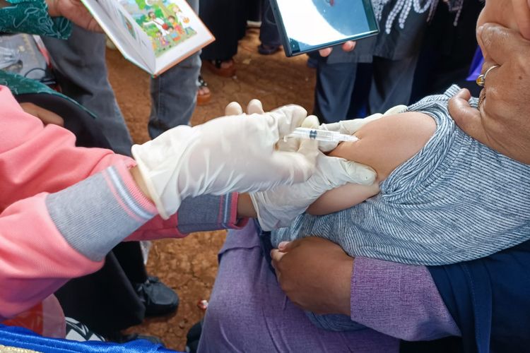 Proses penyuntikan imunisasi kepada anak dalam pelaksanaan bulan imunisasi anak nasional (BIAN) di Kelurahan Jatirangga, Kecamatan Jatisampurna, Kota Bekasi, Jumat (26/8/2022). 