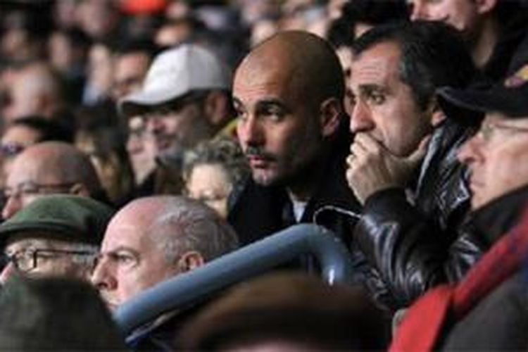 Josep Guardiola terlihat menonton pertandingan Barcelona vs Manchester City di Camp Nou. 