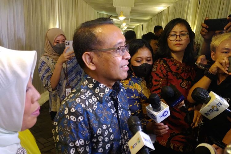 Menteri Sekretaris Negara (Mensesneg) Pratikno usai menghadiri prosesi midodareni di kediaman Erina Gudono, Jumat (9/11/2022).