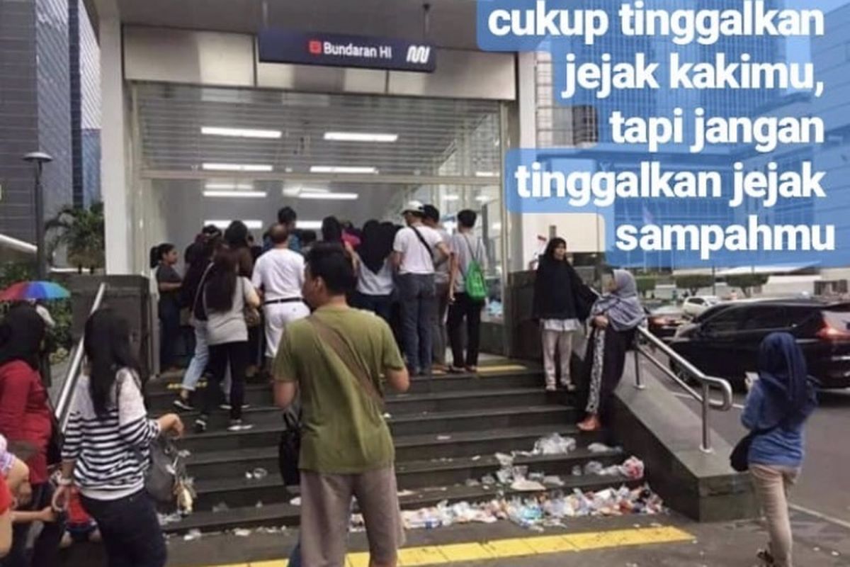 Stasiun Moda Raya Terpadu (MRT) Bundaran Hotel Indonesia (HI), Minggu (31/3/2019) nampak kotor dengan sampah. 