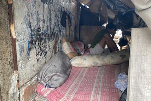 Getir Hidup Warga Pinggir Stasiun Tanah Abang, Tinggal di Rumah Terpal Tanpa MCK