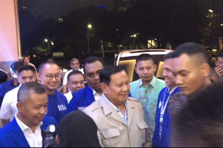 Ketua Umum Partai Gerindra Prabowo Subianto tiba di perayaan hari ulang tahun (HUT) ke 25 PAN di Hotel Sultan, Senayan, Jakarta, Senin (28/8/2023). 