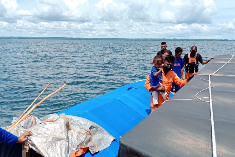 Tim SAR mengevakuasi enam penumpang dari kapal yang mengalami mati mesin di peraiaran Pulau Babi, Kabupaten Kepulauan Aru, Maluku, Minggu (3/4/2022)