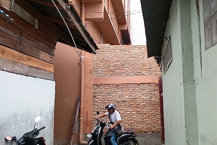 Penampakan akses Gang Abadi, yang ditembok sekolah swasta di Kelurahan Sei Mati, Kecamatan Medan Maimun, Kota Medan, Sabtu (2/3/2024)