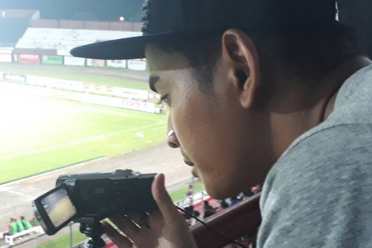 Ravi Murdianto merekam pertandingan antara timnas U-22 Indonesia dan Bali United di Stadion Kapten I Wayan Dipta, Gianyar, Jumat (26/5/2017).