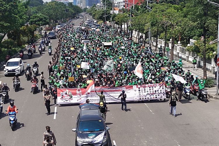Massa Aksi dari Driver Ojol Saat Melakukan Ling March di jalan Ahmad Yani, Surabaya Jawa Timur, Kamis (24/3/2022)