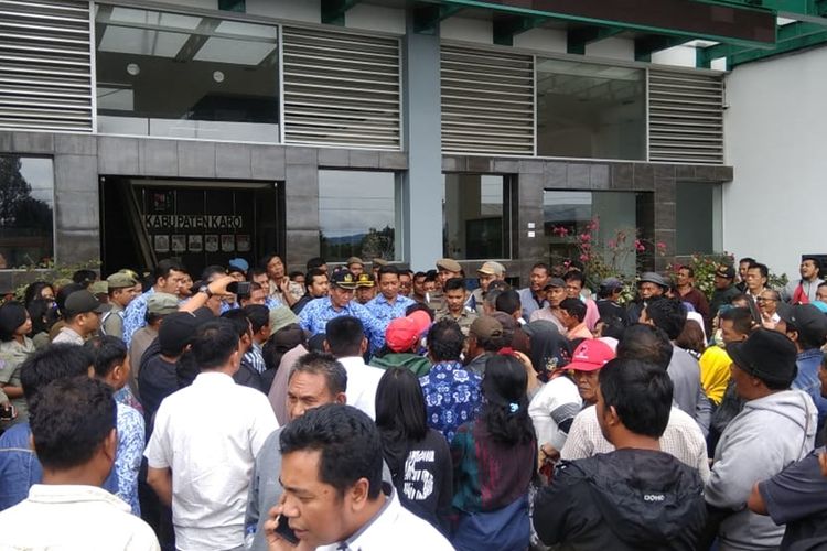 Warga Desa Gurukinayan geruduk kantor Bupati Karo, Senin (28/10/2019).