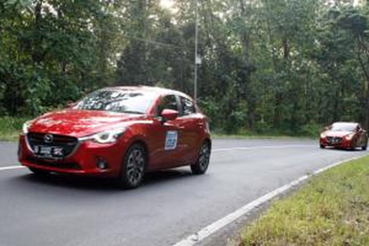 All-New Mazda2 diuji irit melintasi jalan di Gunung Batur, Kamis (23/4/2015).