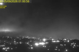 Gunung Anak Krakatau Erupsi: Keluarkan Lava Air Mancur, Wisatawan Diminta Menjauh
