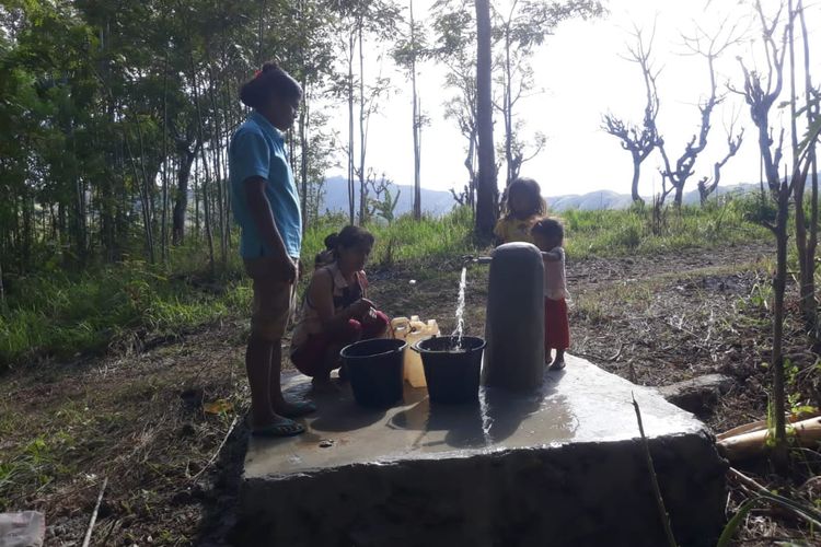Warga Desa Patiala Dete, Kecamatan Laboya Barat, Kabupaten Sumba Barat, Nusa Tenggara Timur (NTT), akhirnya menikmati air bersih dari program TNI Manunggal Membangun Desa (TMMD) ke-117 dari Kodim 1613 Sumba Barat