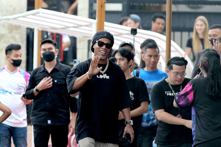 Ronaldinho saat coaching clinic dalam rangkaian Trofeo Meet The Star bersama 25 anak di Unggul Sport Center Malang, Minggu (26/6/2022) sore.