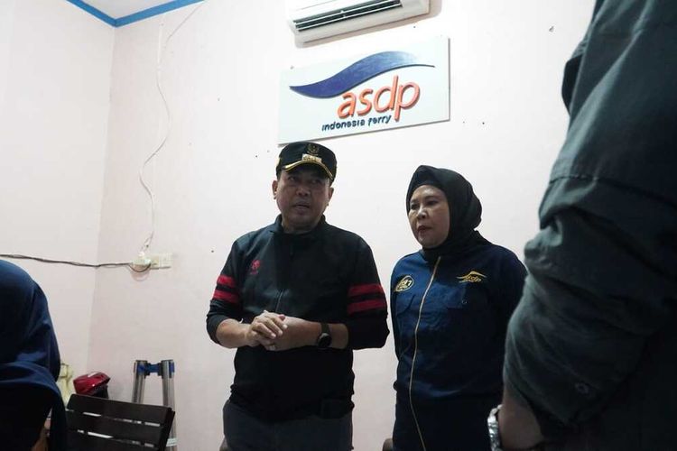 Penjabat Bupati Jepara Edy Supriyanta sidak ke Pelabuhan Kartini, Jepara menindaklanjuti tudingan dugaan praktik percaloan tiket KMP Ferry Siginjai rute Jepara-Karimunjawa, Rabu (23/8/2023).