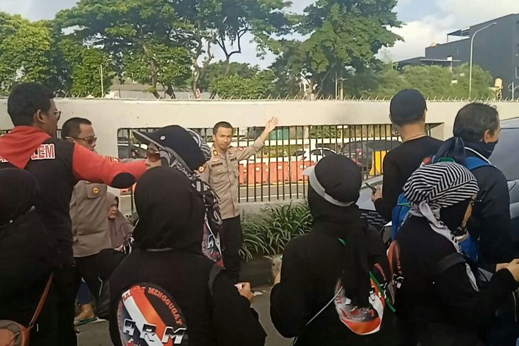 Sejumlah massa berpakaian serba hitam mencoba memblokade jalur bus Transjakarta di depan Gedung DPR/MPR RI, Jakarta Pusat, Selasa (28/2/2023).