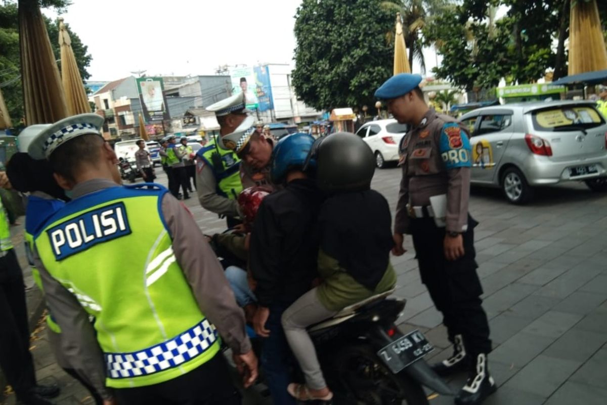 Petugas Satlantas Polres Tasikmalaya Kota, Jawa Barat, tengah menggelar Operasi Zebra Lodaya di kawasan Taman Kota Tasikmalaya, Senin (14/10/2024).