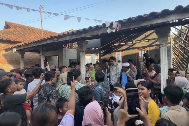 Terharunya Jaelani saat Bupati Indramayu Lucky Hakim Datang Bawa Bantuan, Bangun Lagi Rumahnya yang Terbakar