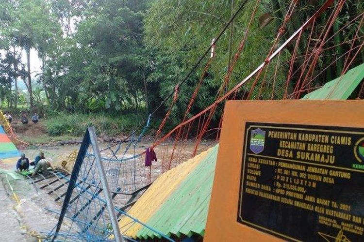 Jembatan gantung Leuwi Nutug  Sungai Cileueur Kampung Turalak Dusun Desa Rt 01 RW 02 Desa Sukamaju Kecamatan Baregbeg Ciamis putus dan ambruk  pada Jumat (25/3) sekitar pukul 10.00 siang.