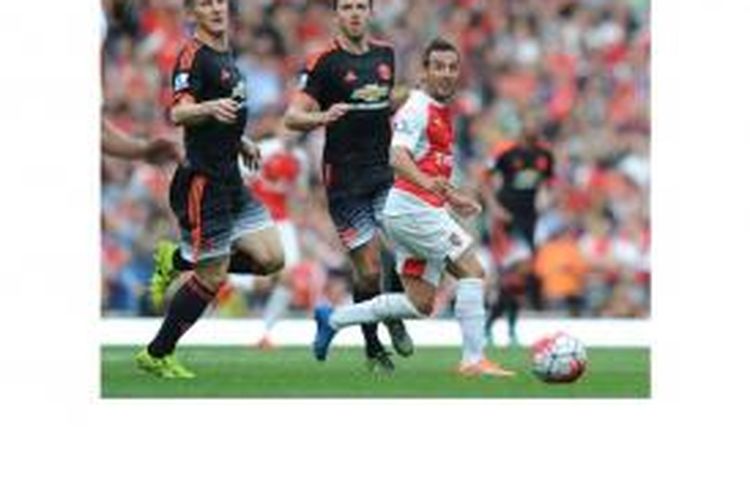 Gelandang Manchester United, Bastian Schweinsteiger (kiri) dan gelandang Arsenal, Santi Cazorla, saat kedua tim bertemu pada laga Premier League di Emirates Stadium, Minggu (4/10/2015).