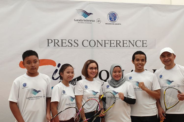 Ketua Pengprov Squash DKI Jakarta (tengah) bersama Direktur Umum Garuda Indonesia (ujung kanan) berfoto dengan atlet muda olahraga squash di GOR Squash Gelora Bung Karno, Jakarta.