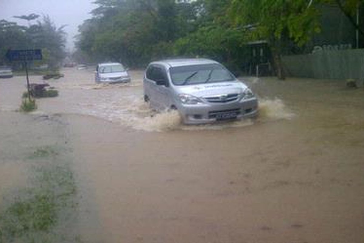 Hujan deras sejak Kamis (24/5/2012) dinihari tadi menyebabkan banjir di Kota Balikpapan, Kalimantan Timur, seperti di kawasan Balikpapan Baru ini. Padahal, Balikpapan Baru selama ini belum pernah banjir. Hujan di Indonesia Timur dipicu oleh badai Sanvu di Pasifik barat daya.