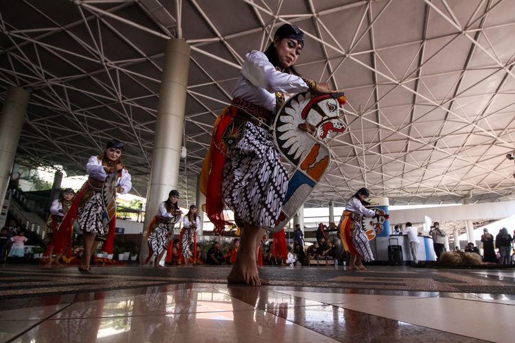 Penari jathil di kesenian Reog Ponorogo tampil di Bandara Internasional Juanda Surabaya di Sidoarjo, Jawa Timur, Kamis (21/7/2022). Penampilan tersebut untuk menghibur para penumpang dan pengguna jasa bandara serta meningkatkan kecintaan masyarakat terhadap Reog Ponorogo sebagai kekayaan budaya bangsa. ANTARA FOTO/UMARUL FARUQ/wsj.