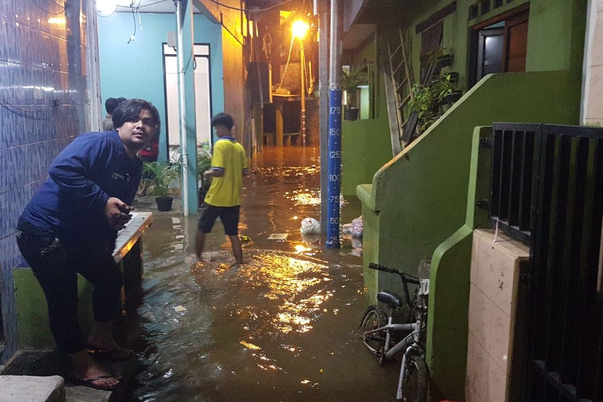 Permukiman warga Kebon Pala, Kelurahan Kampung Melayu, Kecamatan Jatinegara, Jakarta Timur, terendam banjir akibat Kali Ciliwung yang meluap, Jumat (29/10/2021) dini hari.