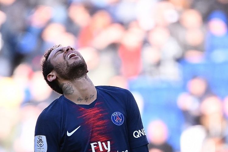 Paris Saint-Germains Brazilian forward Neymar reacts after missing an opportunity to score during the French L1 football match between Paris Saint-Germain (PSG) and OGC Nice at the Parc des Princes stadium in Paris on May 4, 2019. - Neymar is to stay at Paris Saint-Germain after seeing his desire to transfer back to Barcelona fail, according to press reports on September 1, 2019. Se queda, Spanish for hes staying, read the LEquipe headline on its front page with a photo of the Brazilian. (Photo by Anne-Christine POUJOULAT / AFP)